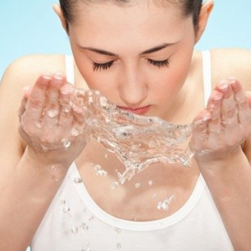 rua-mat-lai-voi-nuoc