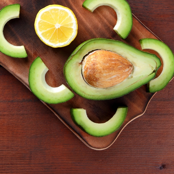 Đắp mặt nạ bơ cần lưu ý những gì? Bật mí 10 công thức tự làm siêu dễ. 19 bo va chanh 1