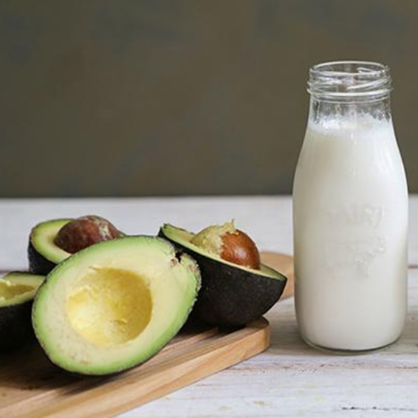 Đắp mặt nạ bơ cần lưu ý những gì? Bật mí 10 công thức tự làm siêu dễ. 23 bo va sua tuoi