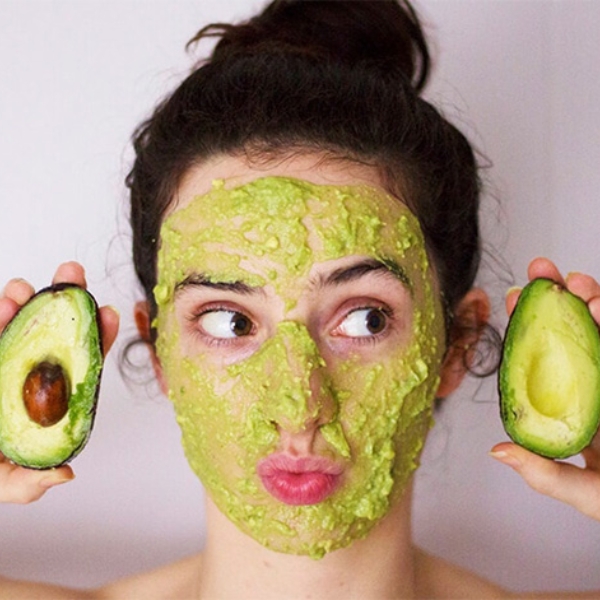 Đắp mặt nạ bơ cần lưu ý những gì? Bật mí 10 công thức tự làm siêu dễ. 13 mat na bo 1